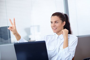 İş yerindeki genç iş kadını