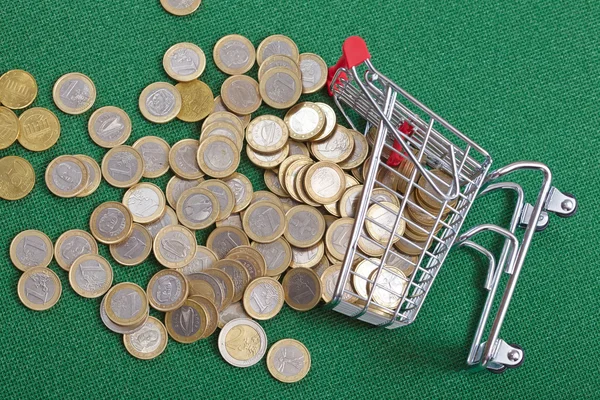 Monedas en cesta de la compra —  Fotos de Stock