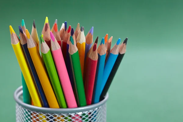 Lápices de color en taza — Foto de Stock
