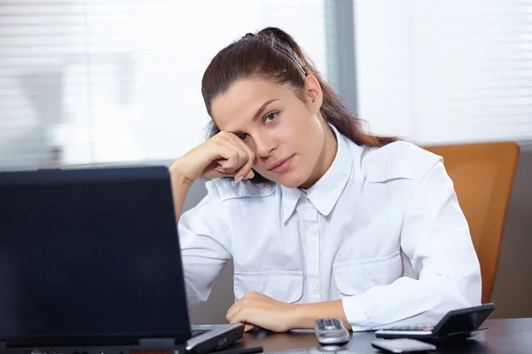 Young businesswoman sitting — Stock Photo, Image