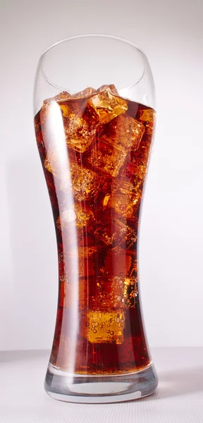 Glas Cola mit Eiswürfeln — Stockfoto