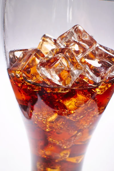 Glas av cola med isbitar — Stockfoto