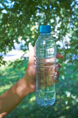 şişe su ile el