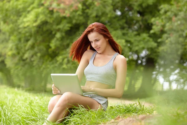 Kobieta z laptopem w parku — Zdjęcie stockowe