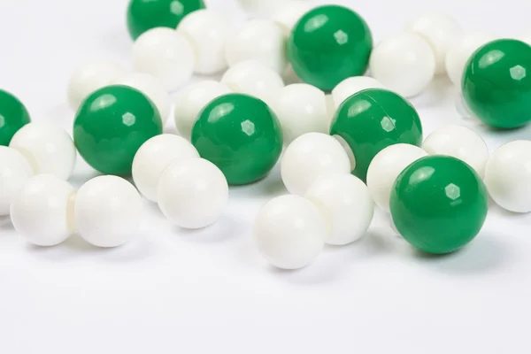 Beyaz ve yeşil plastik toplar — Stok fotoğraf