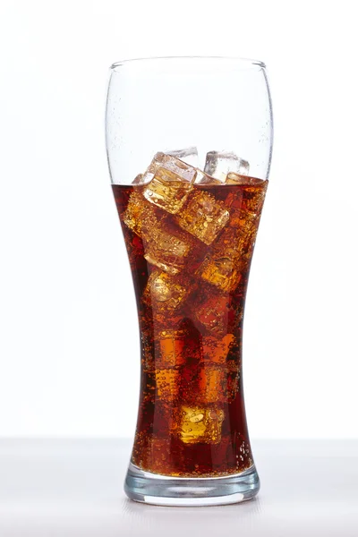 Glas av cola med isbitar — Stockfoto