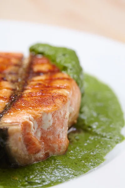 Bistecca di salmone con cavolfiore — Foto Stock