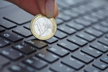 Kadın parmaklar sikke