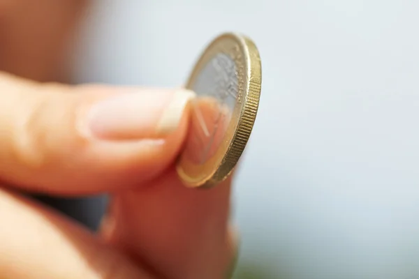 Münze in Frauenhand — Stockfoto