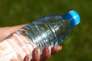 Kadın el ile şişe su