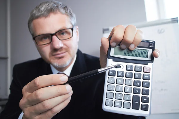 Zakenman met calculator — Stockfoto