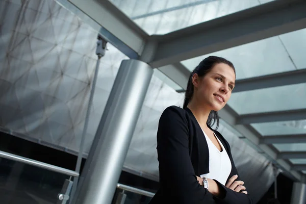 Businesswoman standing outdoor — Stock Photo, Image