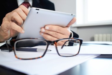 İşadamları dijital tablet ile