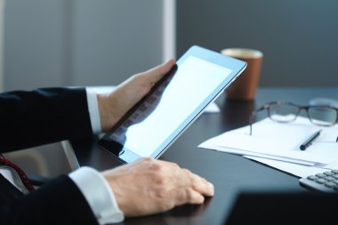 İşadamları dijital tablet ile