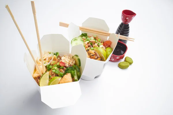 Noodles in paper boxes — Stock Photo, Image