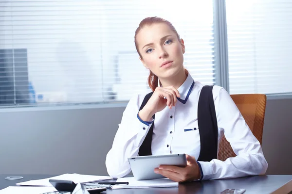 Junge Geschäftsfrau sitzt — Stockfoto