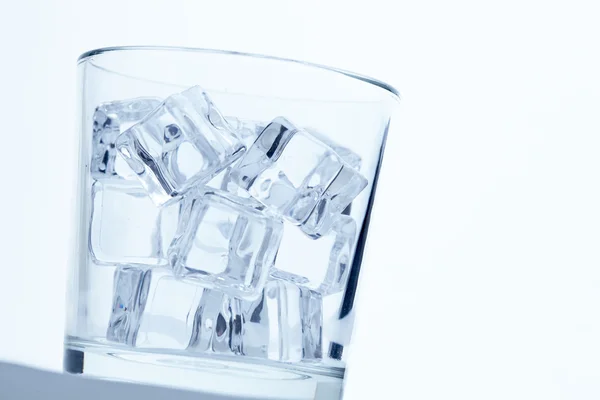 Glas mit Eiswürfeln — Stockfoto