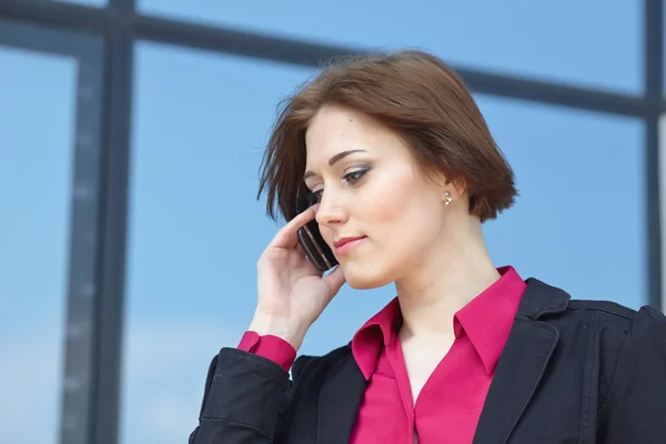 Femme d'affaires avec téléphone portable — Photo