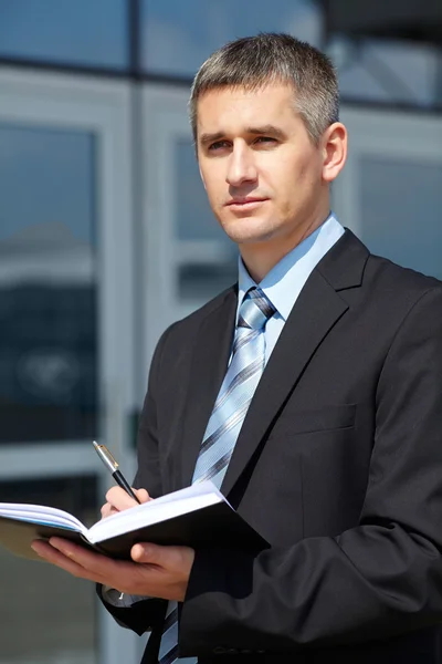 Businessman with nonebook outdoors — Stock Photo, Image