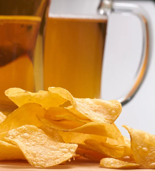 Patatas fritas y cerveza — Foto de Stock