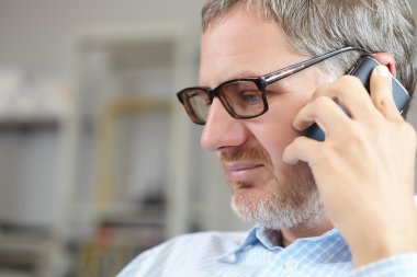 cep telefonuyla konuşan işadamı