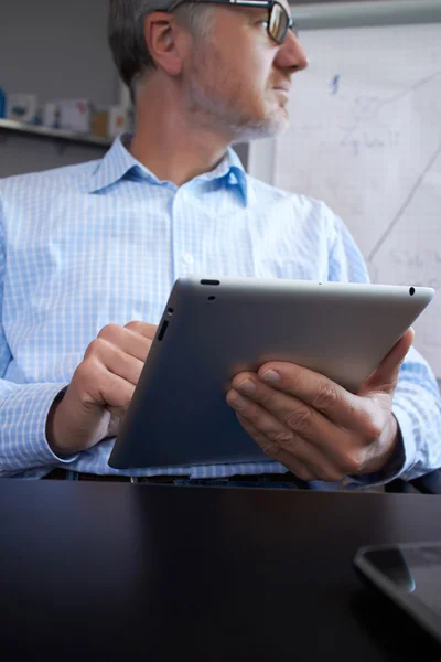Podnikatel s digitálním tabletu — Stock fotografie