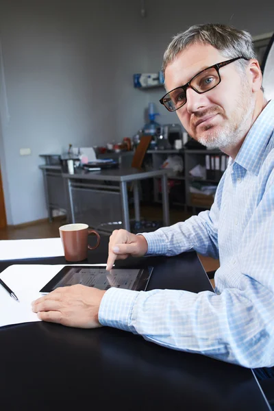 Homme d'affaires avec tablette numérique — Photo