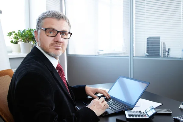 Homem de negócios com laptop — Fotografia de Stock