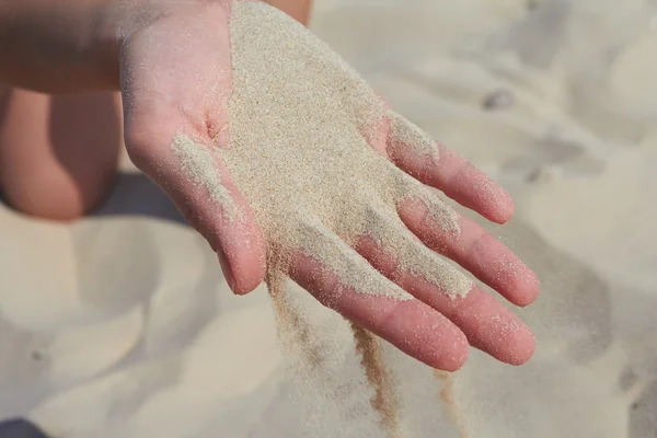 Hand pours sand — Stock Photo, Image