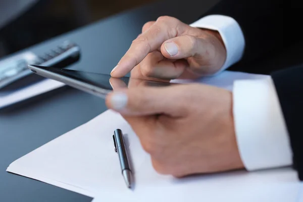 Geschäftsleute mit digitalem Tablet — Stockfoto