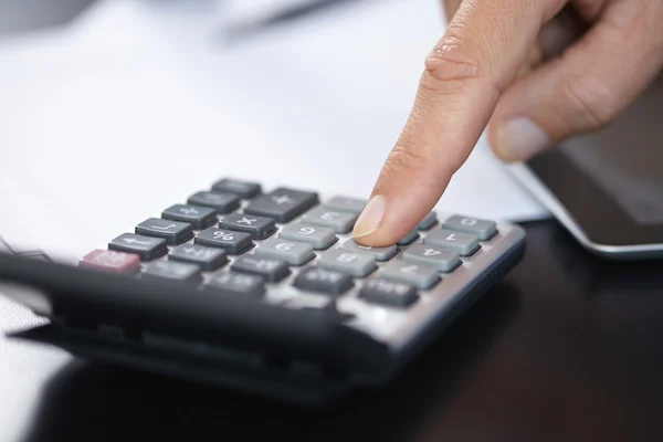 Hombre usando calculadora por dedo — Foto de Stock