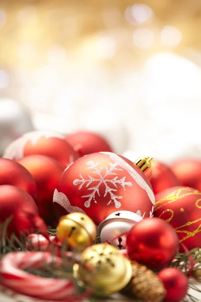 Weihnachtskugeln und Dekorationen — Stockfoto