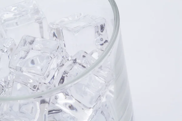 Vetro con cubetti di ghiaccio — Foto Stock