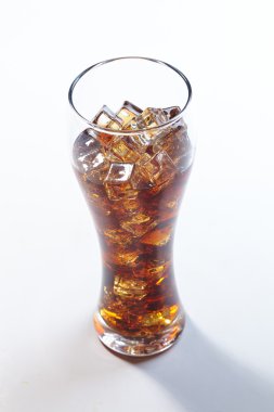 Cola cam buz küpleri ile