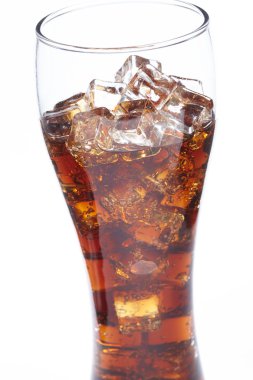 Cola cam buz küpleri ile