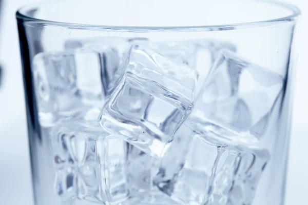 Glas med isbitar — Stockfoto