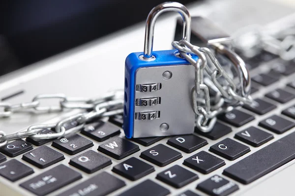 Vorhängeschloss am Laptop — Stockfoto
