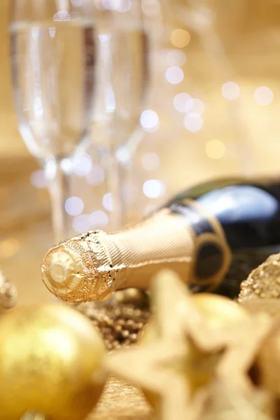 Шампанское и золотые рождественские украшения — стоковое фото