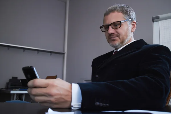 Homme d'affaires avec téléphone portable — Photo