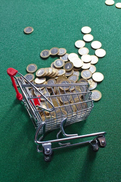 Moedas na cesta de compras — Fotografia de Stock