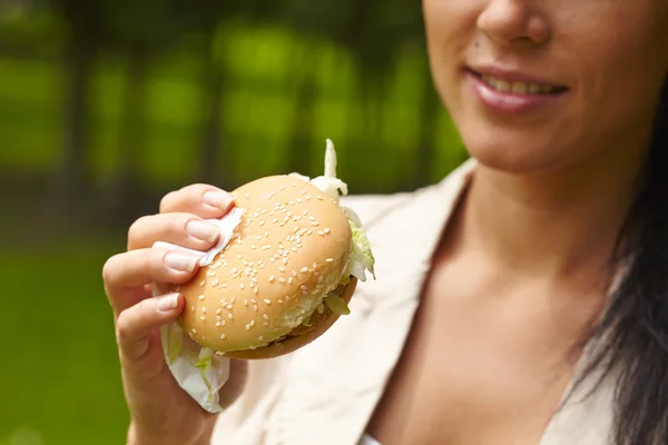 Woman eating hamburger — Stock Photo, Image