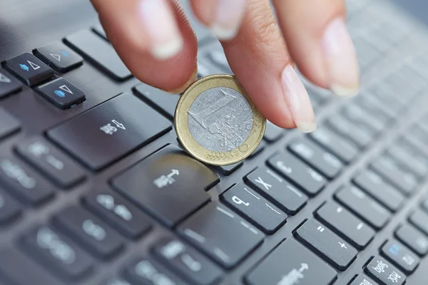 Coin on laptop — Stock Photo, Image