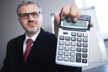 hesap makinesi ile iş adamı