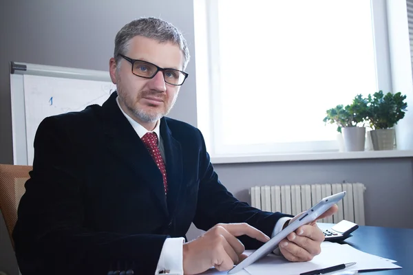 Affärsman med digital tablet — Stockfoto