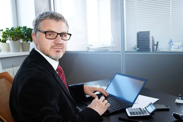 Businessman with laptop — Stock Photo, Image