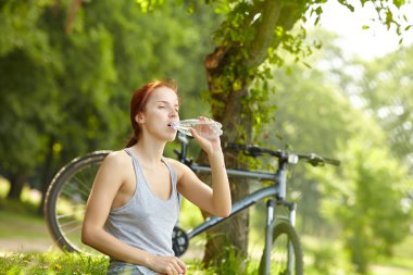 Bisiklet oturan kadın