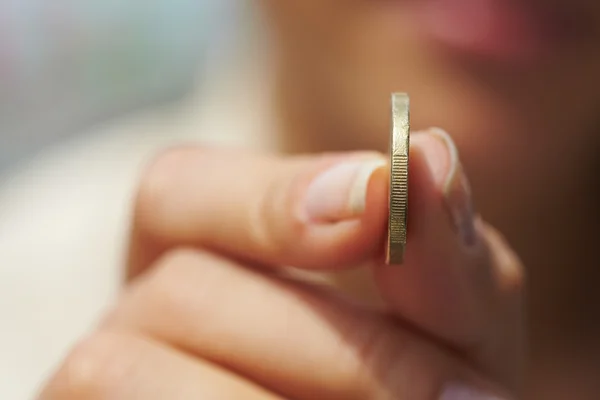 Vrouw overhandigen munt — Stockfoto