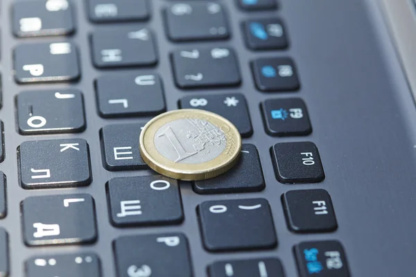Coin on laptop — Stock Photo, Image