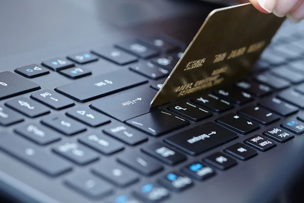 Frau mit Kreditkarte auf Laptop — Stockfoto