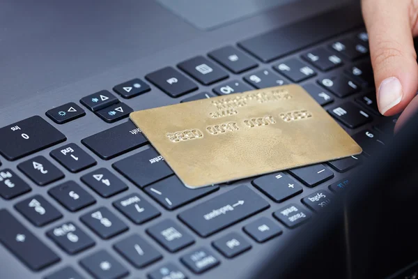 Donna con carta di credito su laptop — Foto Stock